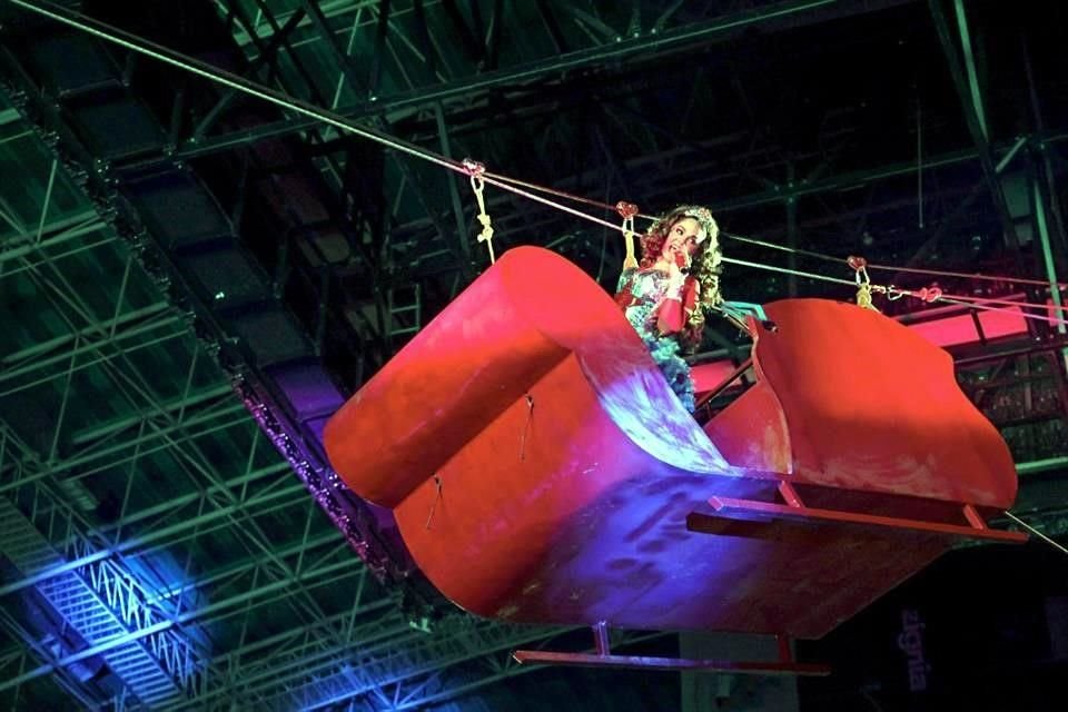 Tatiana llegó volando a su show número 21 en el recinto.