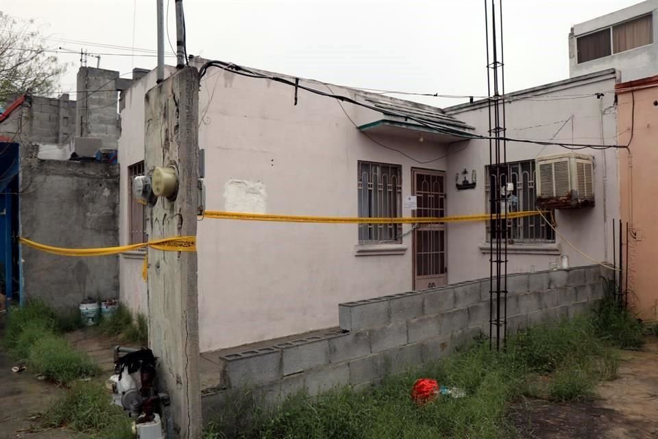 La Fiscalía encontró el cuerpo de un hombre tras una inspección en una casa de la Colonia Golondrinas, en Apodaca.
