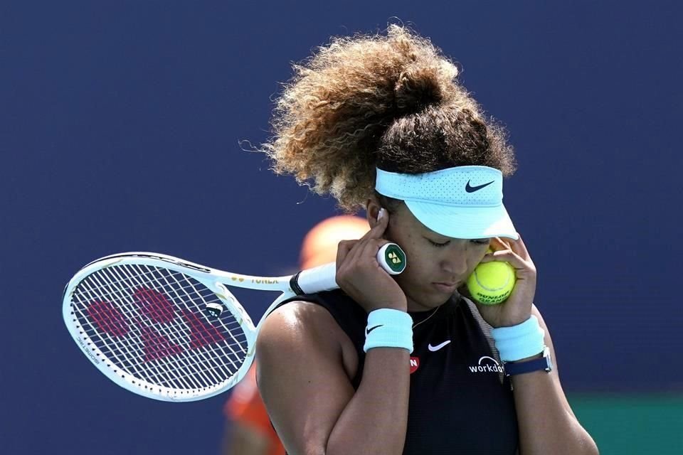 Naomi Osaka recurrió a todo para tratar de concentrarse, pero al final de nada sirvió.