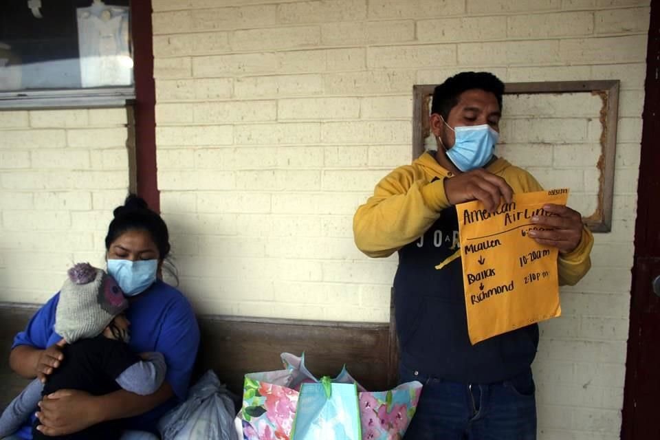 Migrantes guatemaltecos esperan en una iglesia católica en Texas.