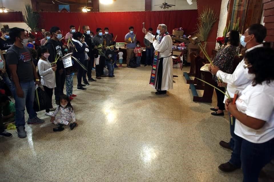 Migrantes indocumentados asisten a una misa en la iglesia católica de Nuestra Señora de Guadalupe, en Texas.