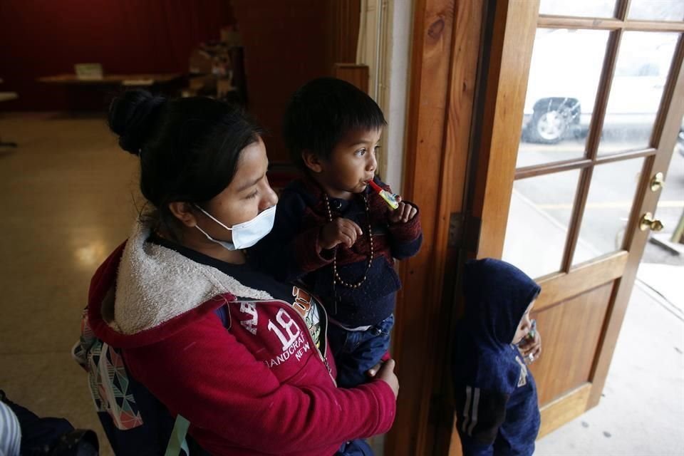 Los migrantes esperan por transporte en una iglesia en Texas, muchos sin saber si deben presentarse ante una corte, pues no se les dio cita.