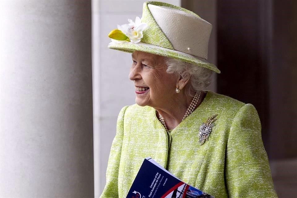 La Reina Isabel II hizo su primera aparición pública sin cubrebocas, tras recibir la vacuna contra Covid-19.