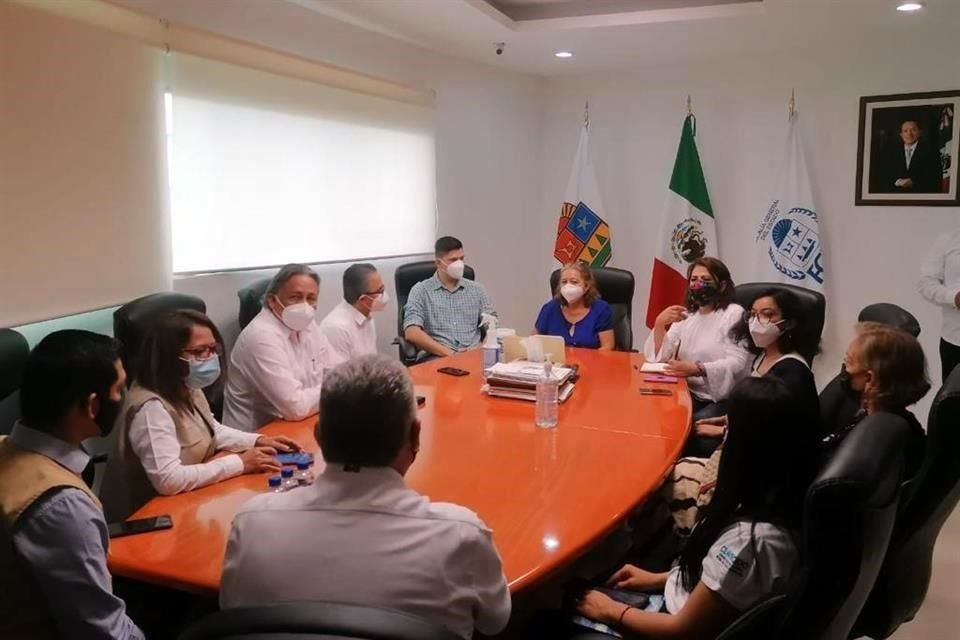 Aspecto de la reunión entre la familia de la migrante salvadoreña y autoridades federales y estatales de México.