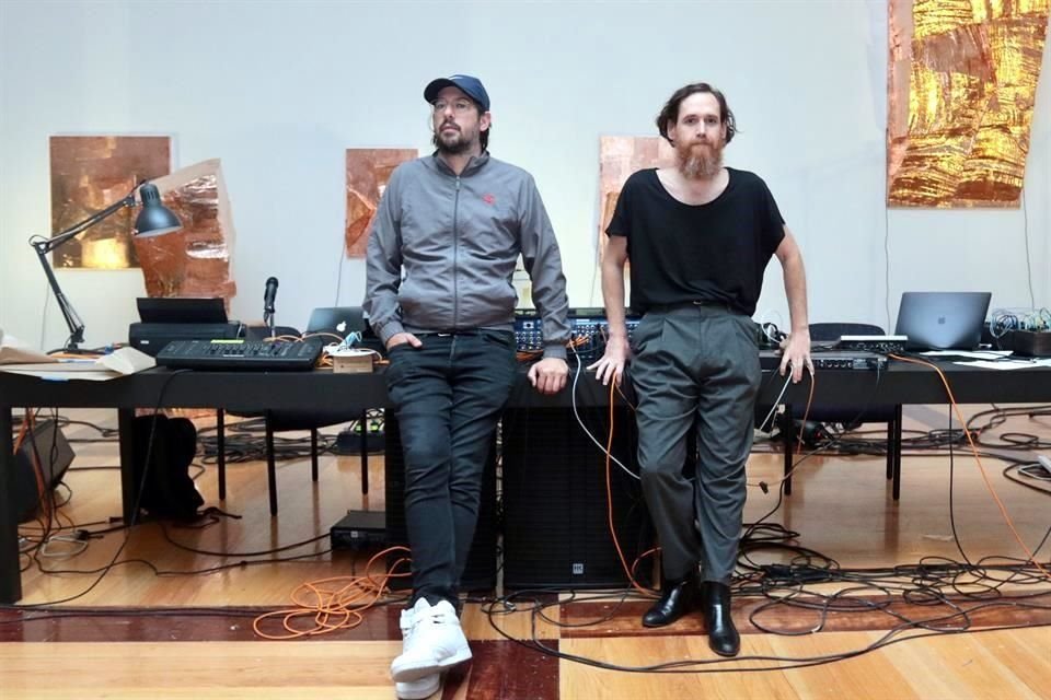 Los creadores Mario García Torres (izq.) y Sol Oosel unirán sus talentos en un performance que cuestiona: ¿realidad o conjetura?