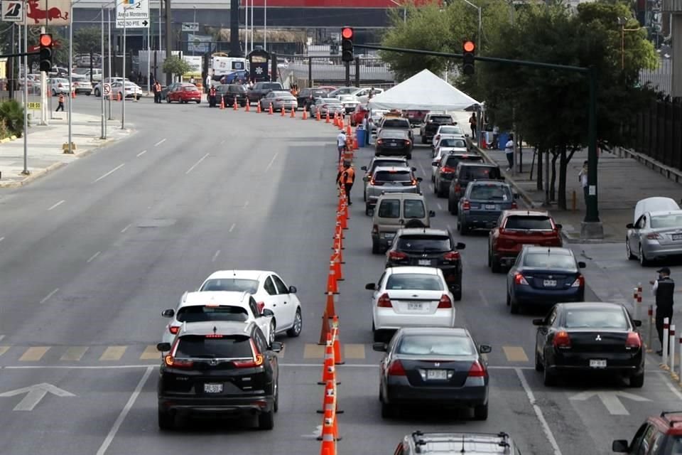 La preferencia de los usuarios de acudir al drive thru de la Arena Monterrey provocó esta mañana que la fila diera vuelta al Parque Fundidora.