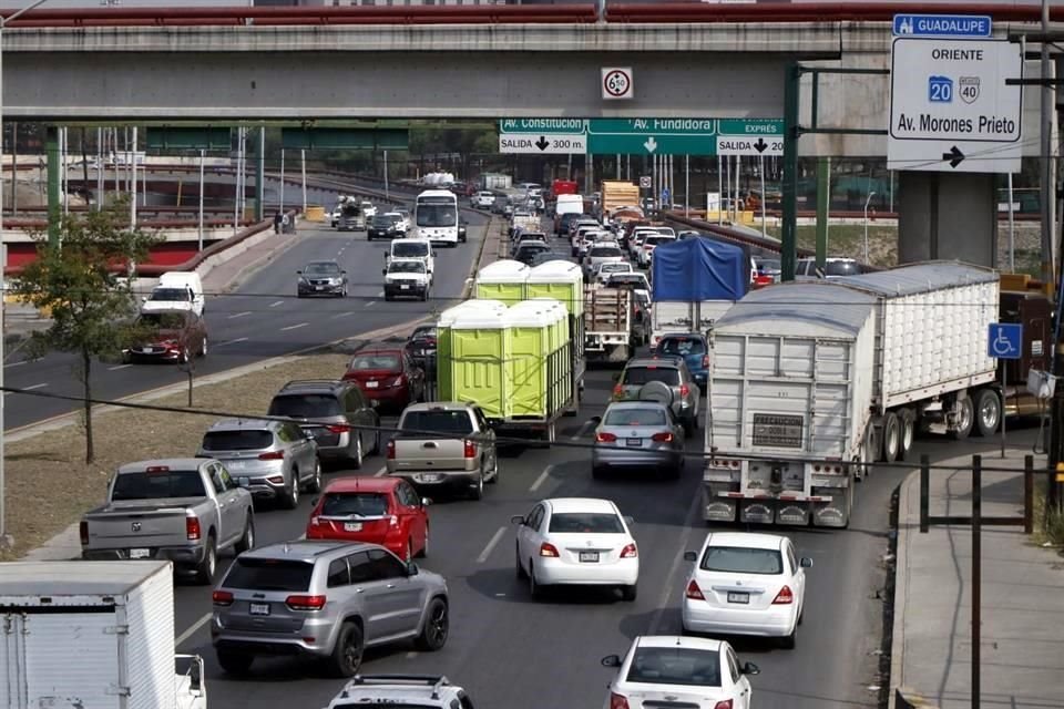 La preferencia de los usuarios de acudir al drive thru de la Arena Monterrey provocó tráfico en la zona.