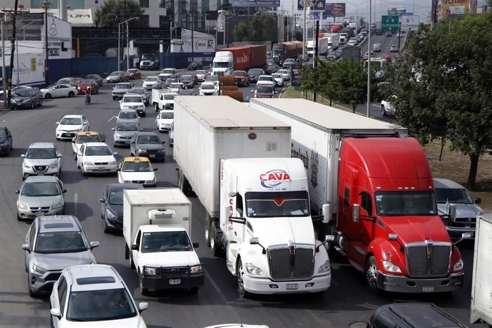 La preferencia de los usuarios de acudir al drive thru de la Arena Monterrey provocó tráfico en la zona.