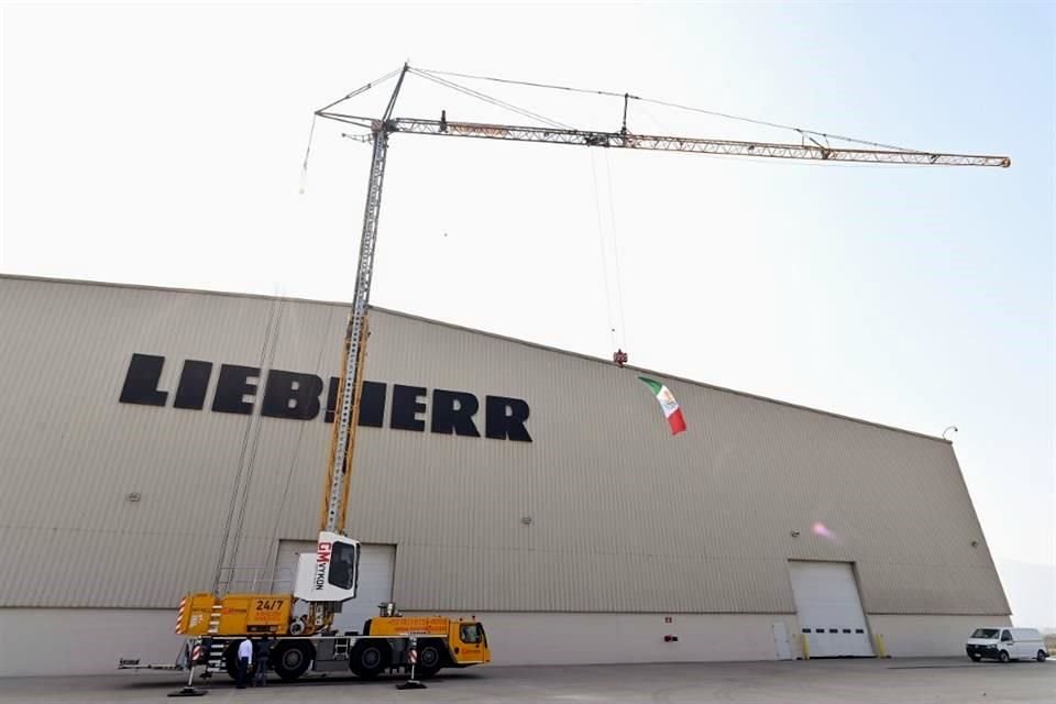 LIEBHERR MK 88-4.1 tiene una altura bajo gancho de 30 metros y una capacidad de carga máxima de 2 a 8 toneladas.