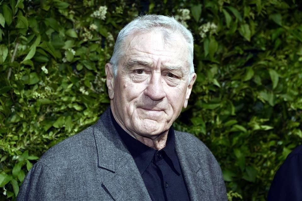 Una mujer que irrumpió en la casa de Robert De Niro para robarle sus regalos de Navidad, fue arrestada por la policía de Nueva York.