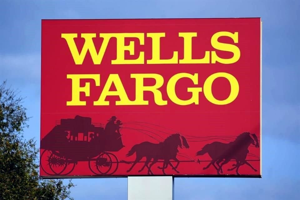 El acuerdo de Wells Fargo con la Oficina de Protección Financiera del Consumidor incluye más de 2 mil millones de dólares en 'compensación a los consumidores' por la 'mala gestión generalizada' de préstamos para automóviles, hipotecas y cuentas de depósito.