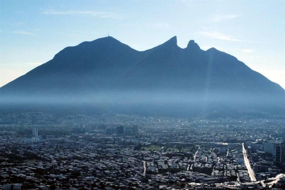 La contaminación quedó atrapada a poca altura por estar presente una inversión térmica, previo al ingreso de una onda gélida.