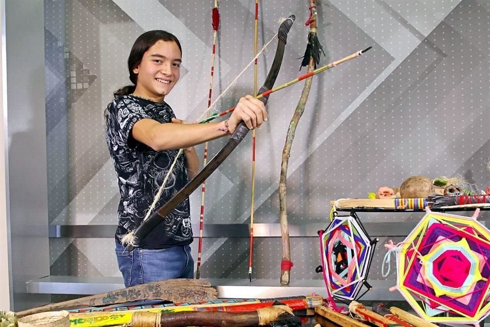 El preparatoriano Diego Pedraza fabrica piezas prehispánicas para difundir las raíces mexicanas.