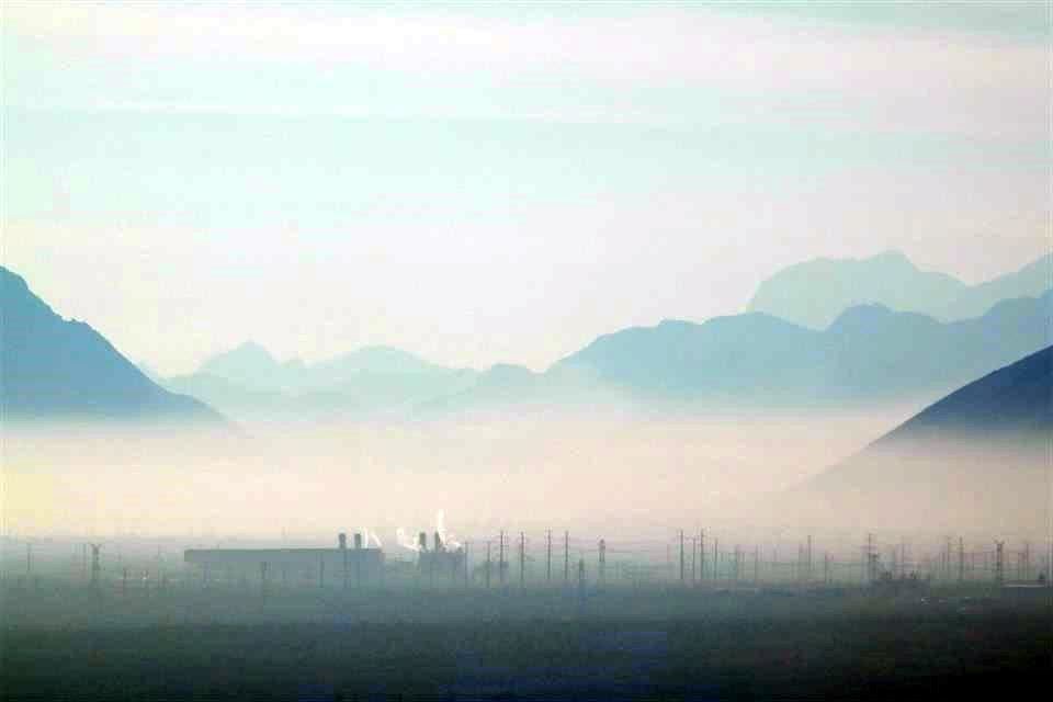 Por la inversión térmica, las partículas contaminantes quedaron atrapadas a poca altura.