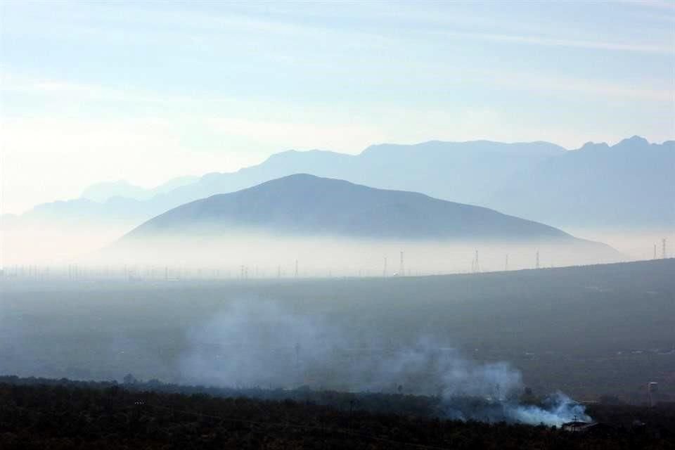Desde el Cerro Tía Chena, en Mina, se apreciaron  las emisiones de dos fábricas en El Carmen  y la contaminación del aire, teniendo al fondo  el Cerro del Topo Chico.