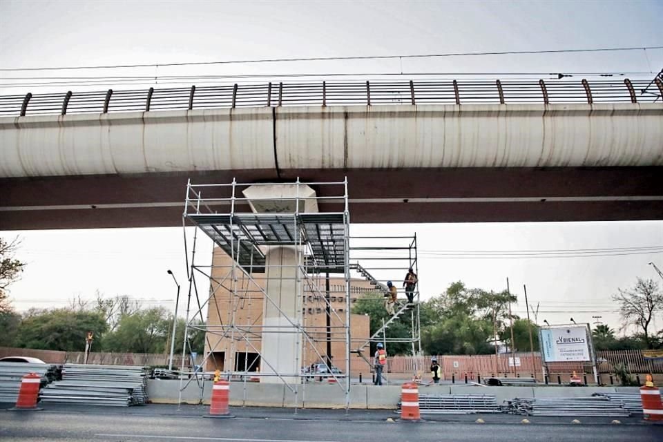 Entre las estaciones Niños Héroes y Universidad, se levantan andamios para instalar  los 15 frentes de trabajo prometidos en esa zona para reparar los capiteles.