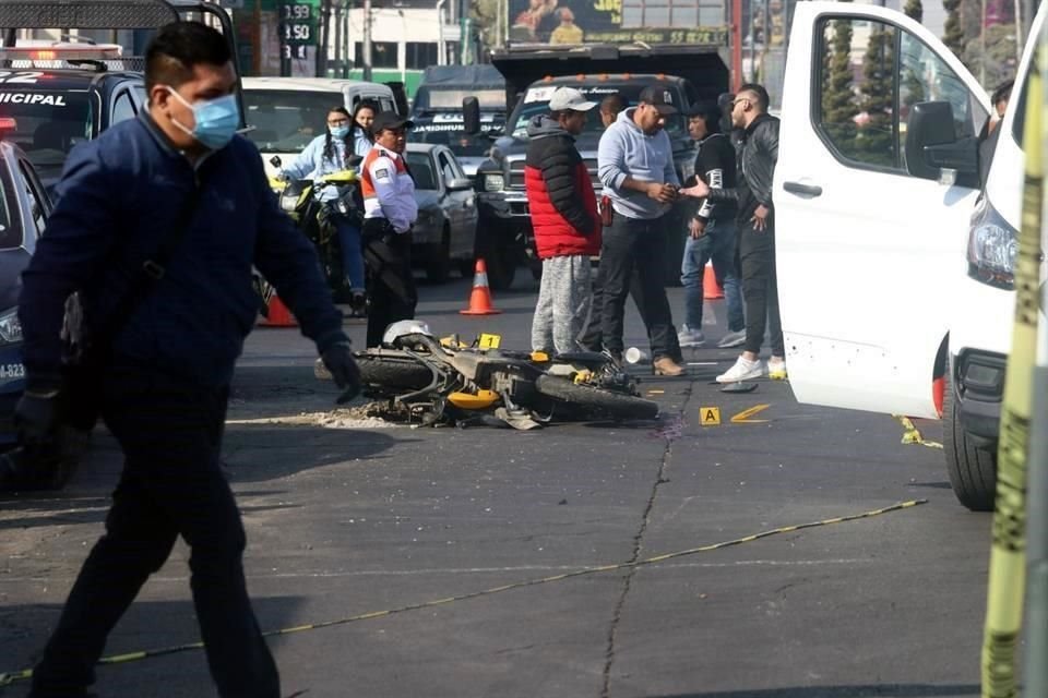 Primeros reportes señalan que el motociclista circulaba a exceso de velocidad y se impactó contra el vehículo repartidor.