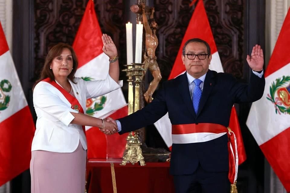 El Primer Ministro de Perú, Alberto Otárola, tomó hoy el cargo.