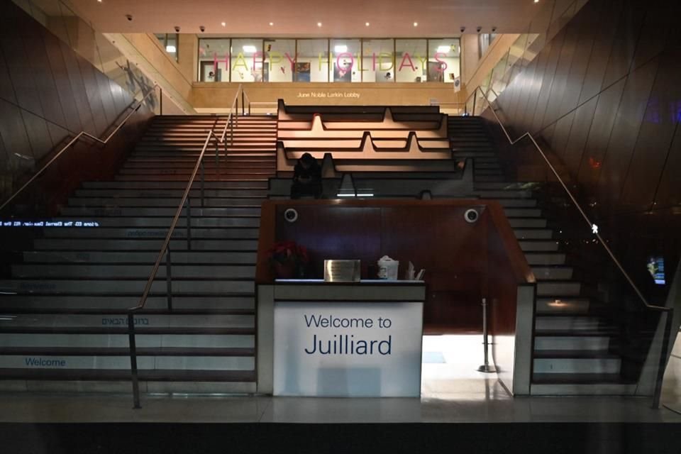 Un profesor de la escuela de artes Juilliard fue suspendido por acusaciones de conducta sexual inapropiada.