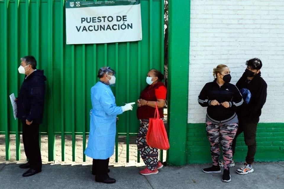 Hoy arrancó la aplicación del refuerzo contra Covid-19, pero reportan mínima afluencia en Centros de Salud para recibirla.