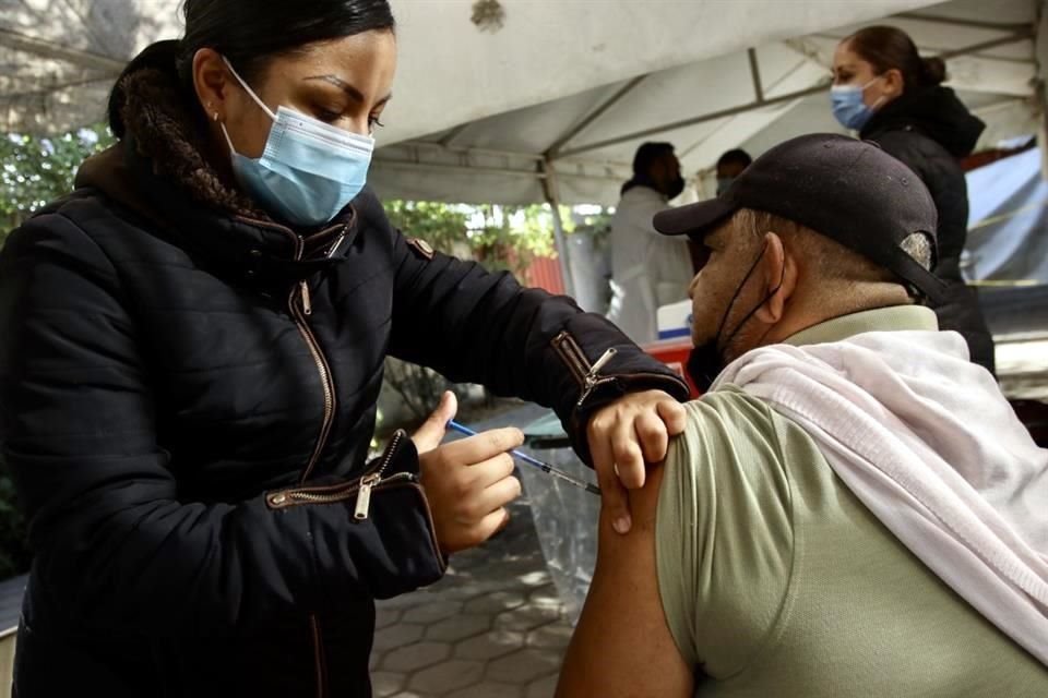 Hoy arrancó la aplicación del refuerzo contra Covid-19, pero reportan mínima afluencia en Centros de Salud para recibirla.