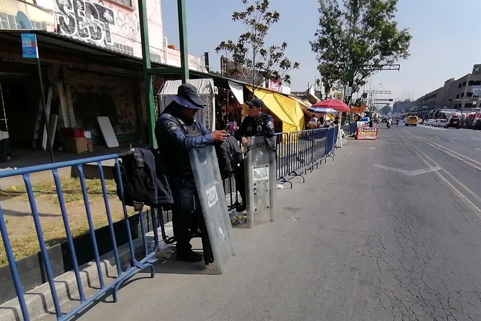 En el Eje 1 Norte Granaditas el comercio es contenido con vallas metálicas y elementos de la Secretaría de Seguridad Ciudadana.