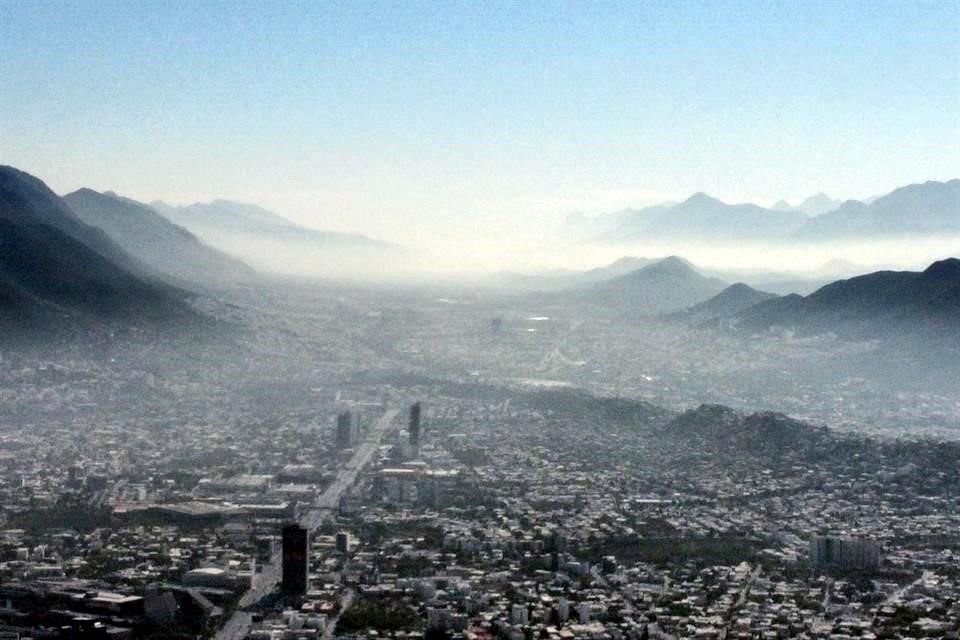 La vista al sur de Monterrey exhibe la mala calidad del aire que se respira.
