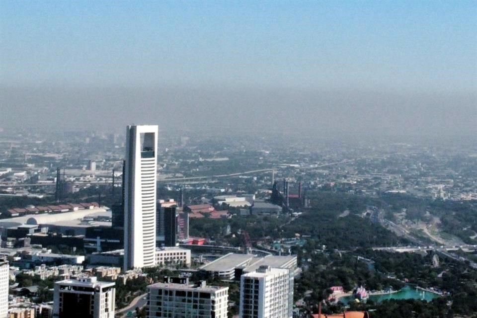 Una nata gris destacó durante el día, evidenciando la suciedad del aire que se concentró en el área metropolitana, como se apreciaba al oriente.