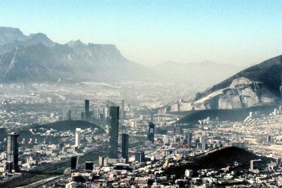 El panorama hacia el poniente de Monterrey no fue la excepción al mostrar la contaminación de la Ciudad.