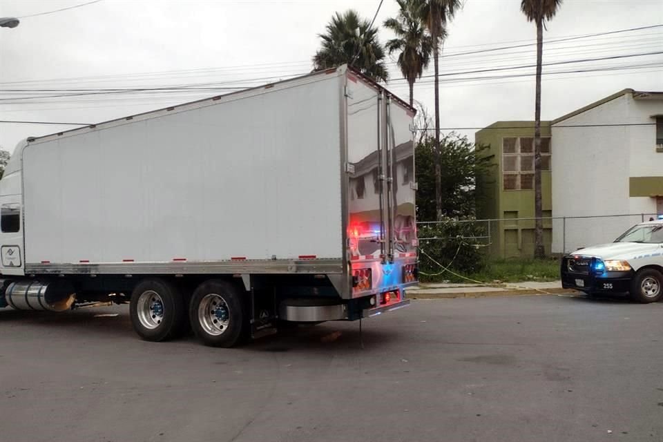 Tras ser llenado con pirotecnia, el tráiler fue llevado a la delegación de la FGR en Escobedo.