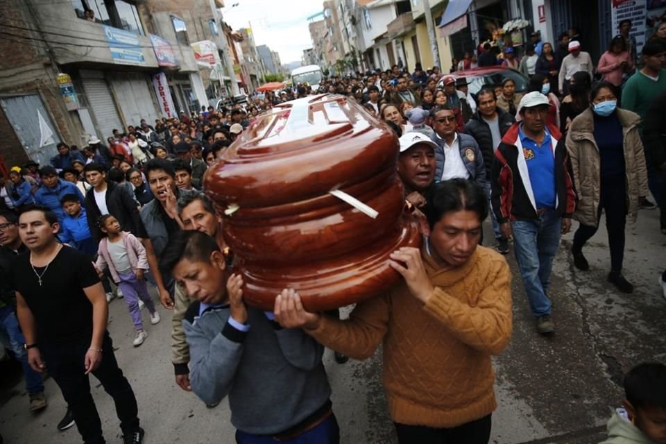 Un grupo de personas acompaña el féretro hasta el funeral de John Mendoza, de 34 años, quien murió en las protestas contra la nueva Presidenta Dina Boluarte, en Ayacucho, Perú.