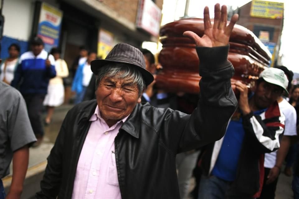 Numerosas personas asisten a una procesión de funeral de John Mendoza, quien fue abatido durante protestas contra la nueva Presidenta Dina Boluarte, en Ayacucho, Perú.