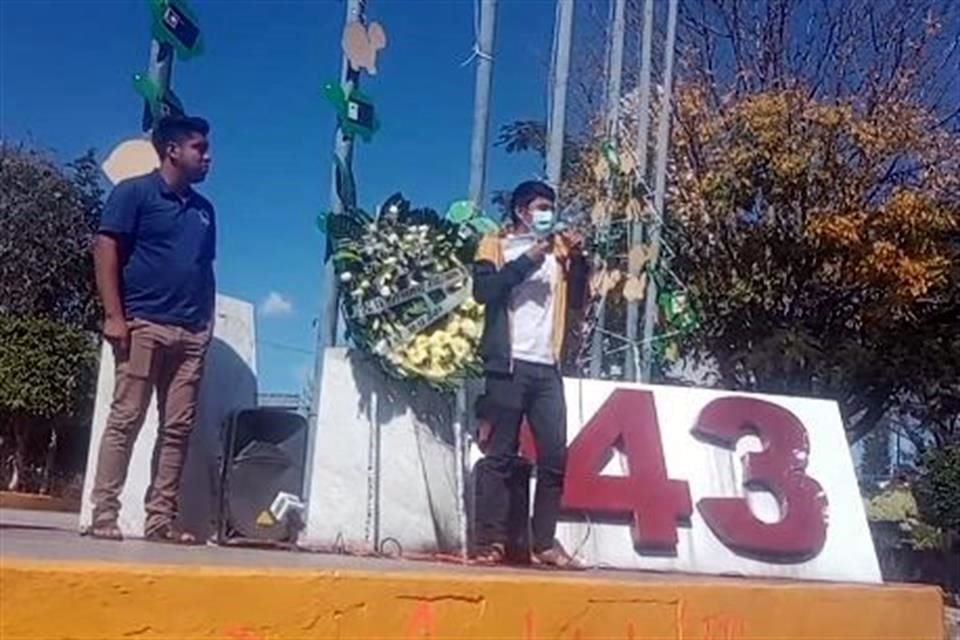 Normalistas bloquearon vía en Chilpancingo, Guerrero, a 8 años y 3 meses de la desaparición de los 43 estudiantes de Ayotzinapa.