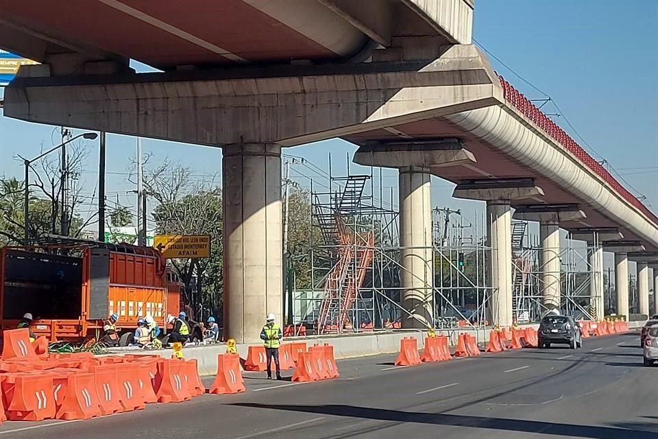 Trabajadores continuaron con el armado de andamios en las estaciones Niños Héroes y Universidad de la Línea 2 del Metro.