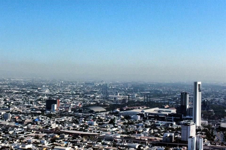 Las concentraciones de partículas gruesas se reflejaron en una densa capa gris, muy visible desde diferentes puntos de la Ciudad.