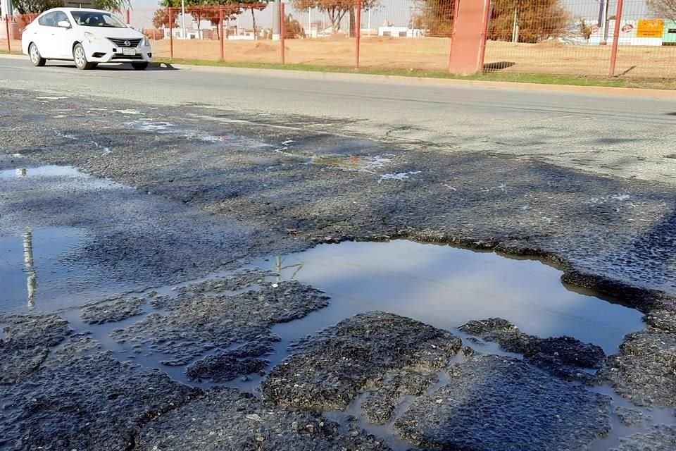 Una de las avenidas más afectadas por los baches es Las Torres, en Escobedo, donde se registran varios daños