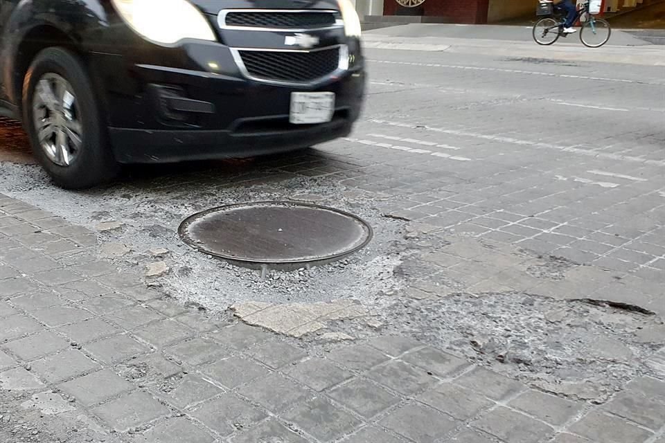 Además de luces navideñas, en las inmediaciones del Palacio Municipal de Monterrey abundan los baches, especialmente en la calle Melchor Ocampo.