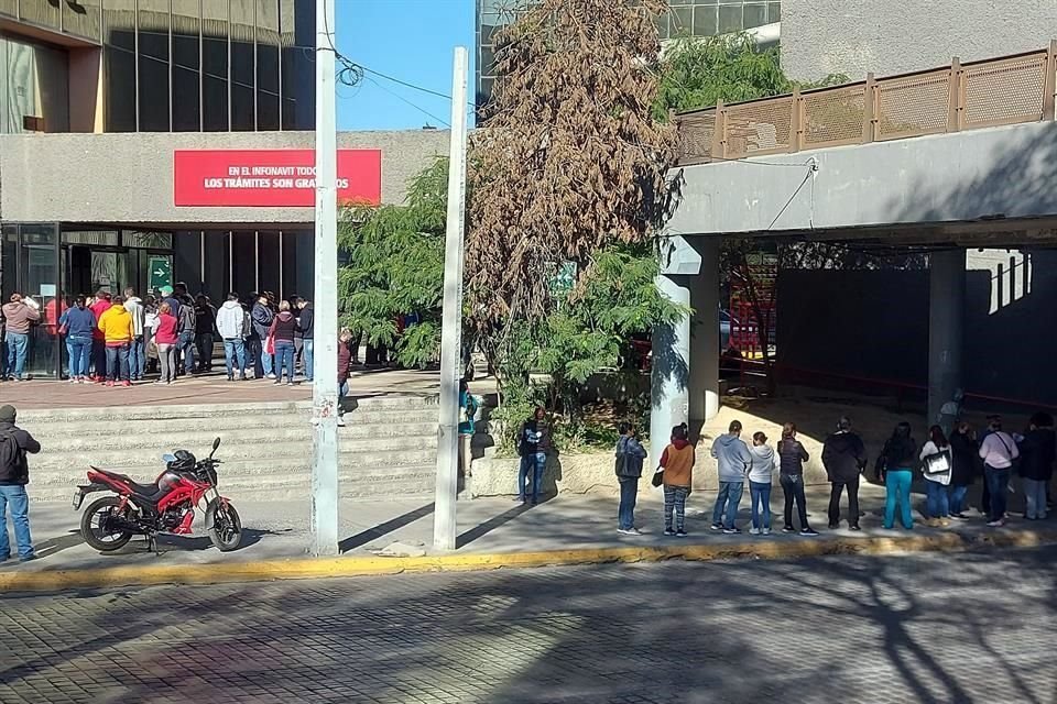 La fila en el Infonavit llegó hasta la banqueta de Matamoros y siguió por Zaragoza.