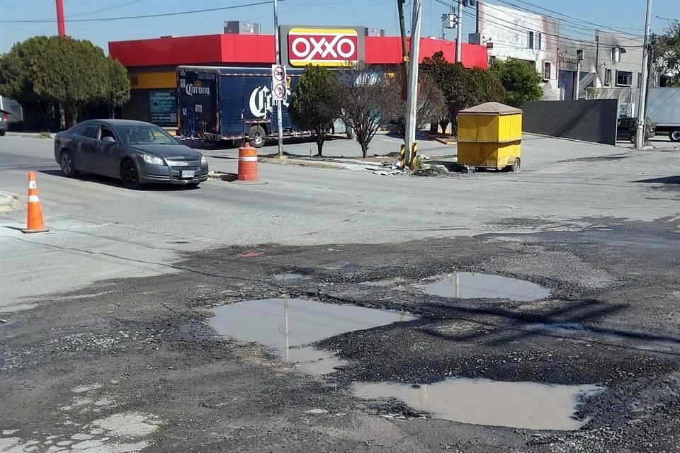 En Avenida Bonifacio Salinas y Avenida 'D', en San Nicolás, enormes baches ponen en riesgo a los conductores.