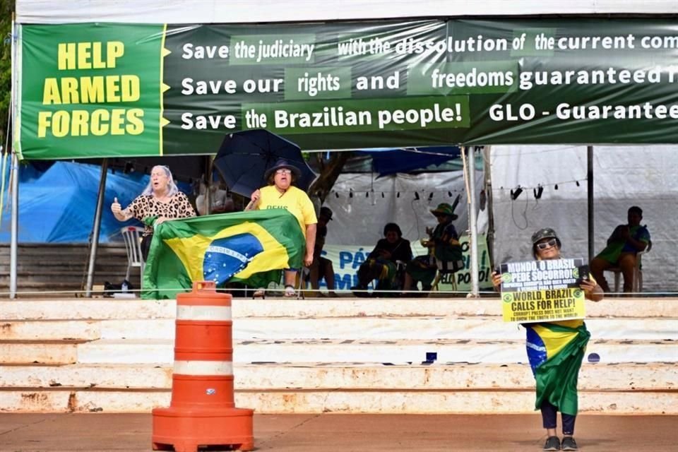 Partidarios de Jair Bolsonaro realizan una manifestación contra los resultados de las elecciones presidenciales que eligieron a Luiz Inacio Lula da Silva como nuevo presidente.