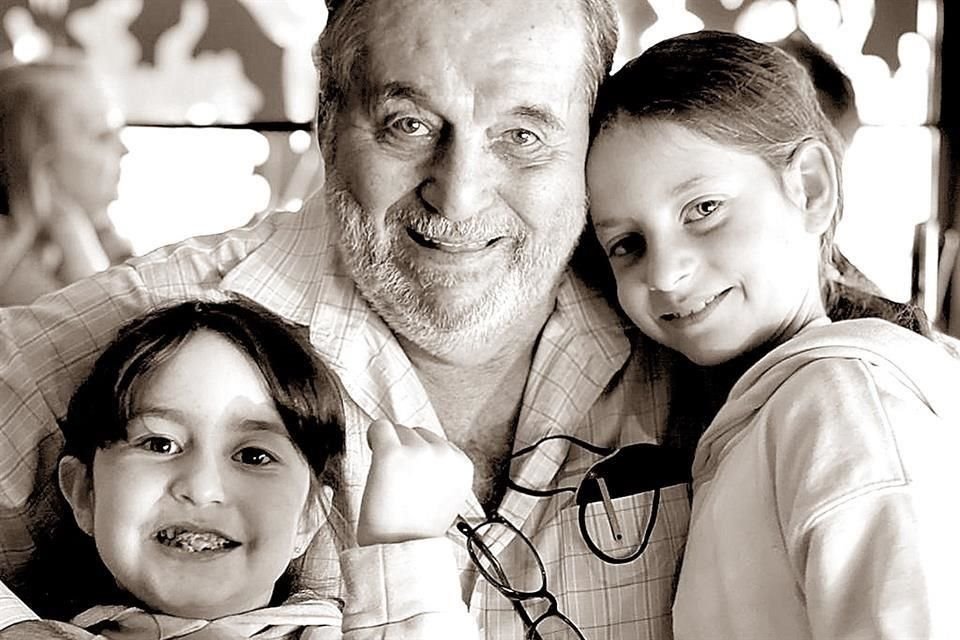 Roberto con sus nietas Valentina y Julia Pani Lobeira