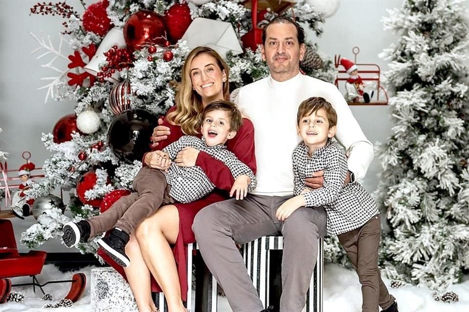 Noelle Bermúdez de Vega y Jorge Vega con sus hijos Milo y Tito Vega
