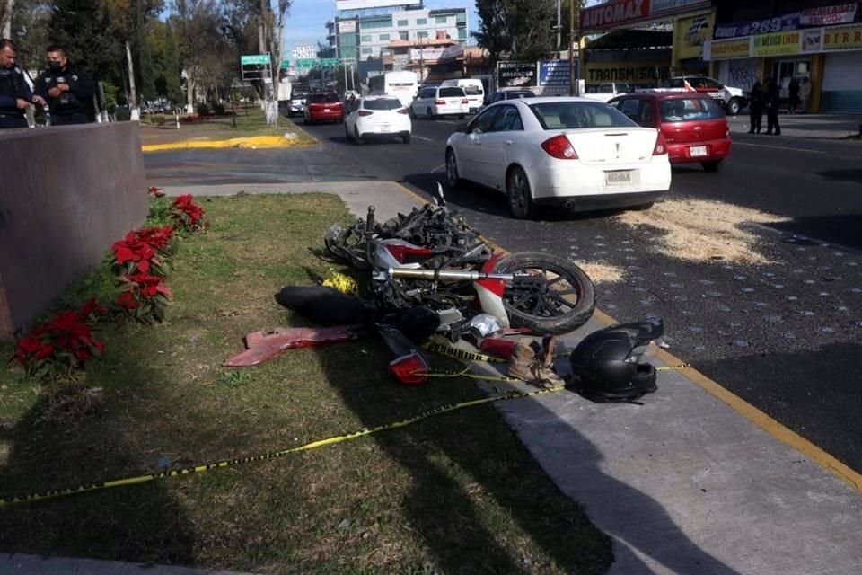 Un motociclista falleció tras ser embestido por un vehículo desconocido en la Colonia El Potrero, en el Municipio de Atizapán.