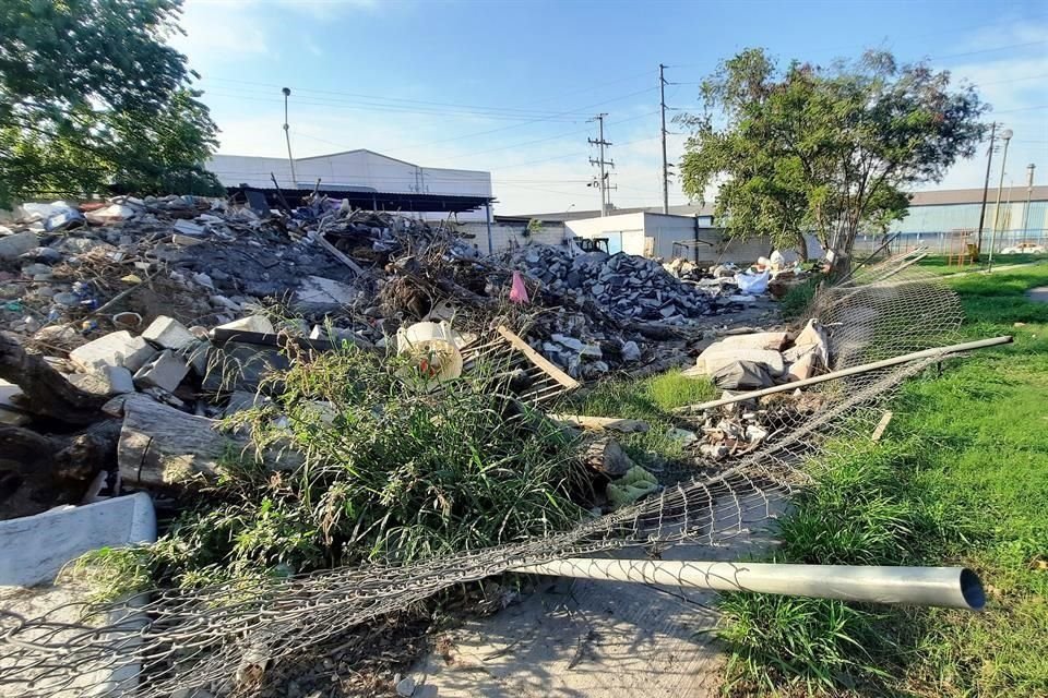 Vecinos denunciaron que la Secretaría de Servicios Públicos de Monterrey llena de basura y escombro los patios del parque municipal.