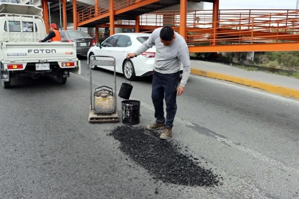El Municipio de Santa Catarina atendió la petición de conductores y vecinos de tapar baches en vialidades.