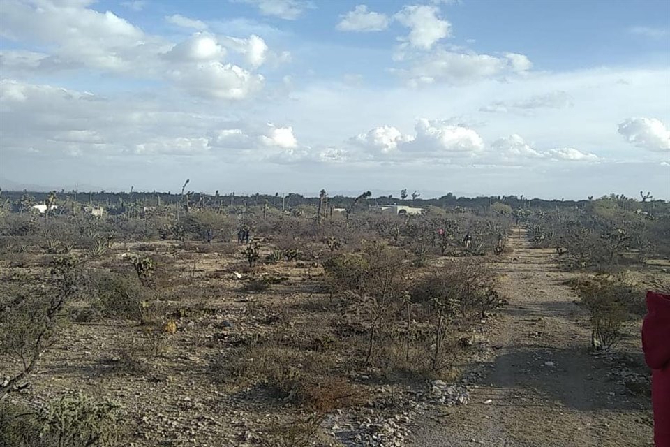 La zona está acordonada, y elementos de diversas corporaciones han arribado para atender este incidente aéreo.