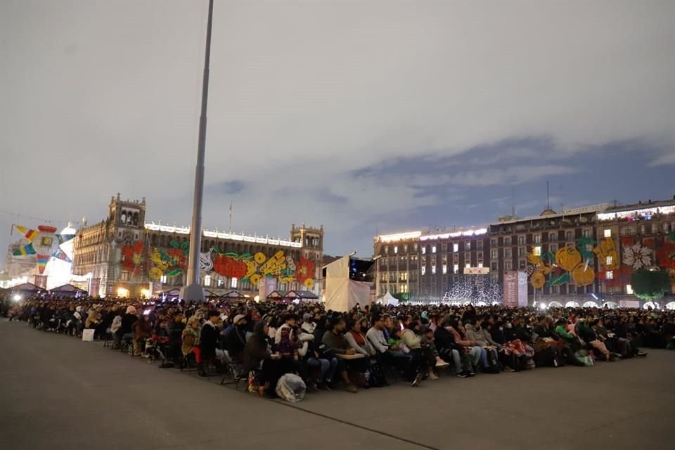 Asistentes de 'Pinocho' en la plancha del Zócalo.