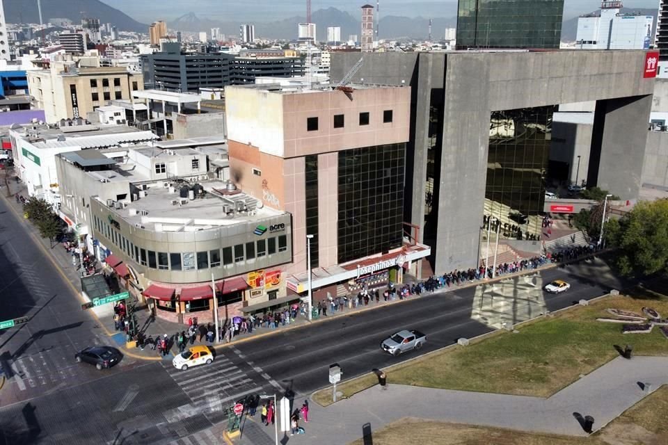La fila afuera del Infonavit era de 397 personas a las 10:00 horas y se extendía por las calles Matamoros, Zaragoza y Padre Mier.