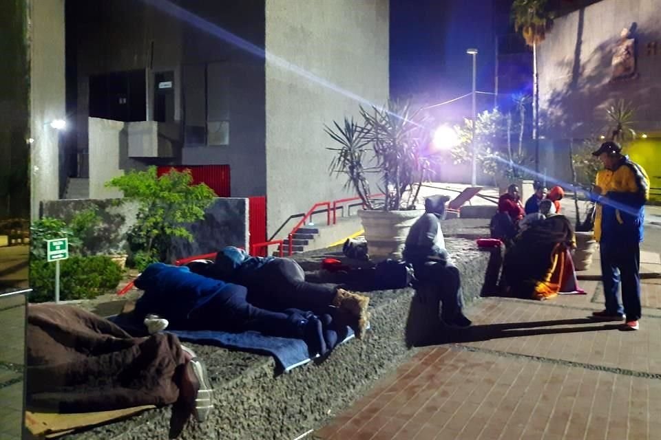 Varias personas prefirieron pasar la noche del jueves afuera del Infonavit haciendo fila.