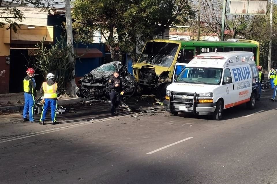 Un automovilista murió al impactarse contra una unidad de transporte público y quedar prensado, en la Alcaldía Gustavo A. Madero.